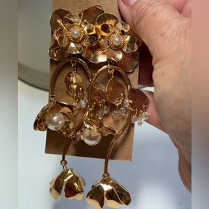 🛑SOLD🛑Zara Gold Floral Drop Earrings- NWOT for pierced ears.